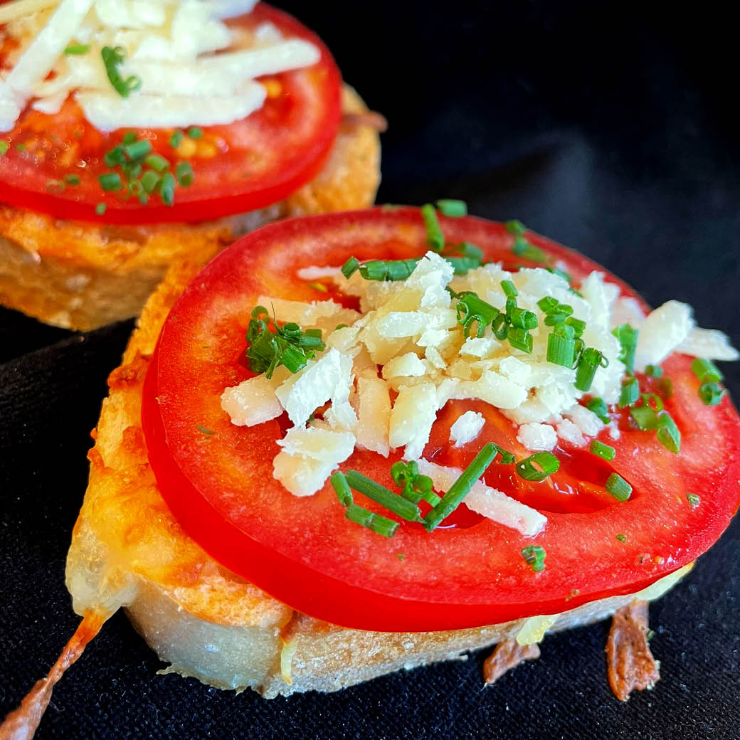 Tomaten-Crostinis mit Parmesan & Balsamico Creme