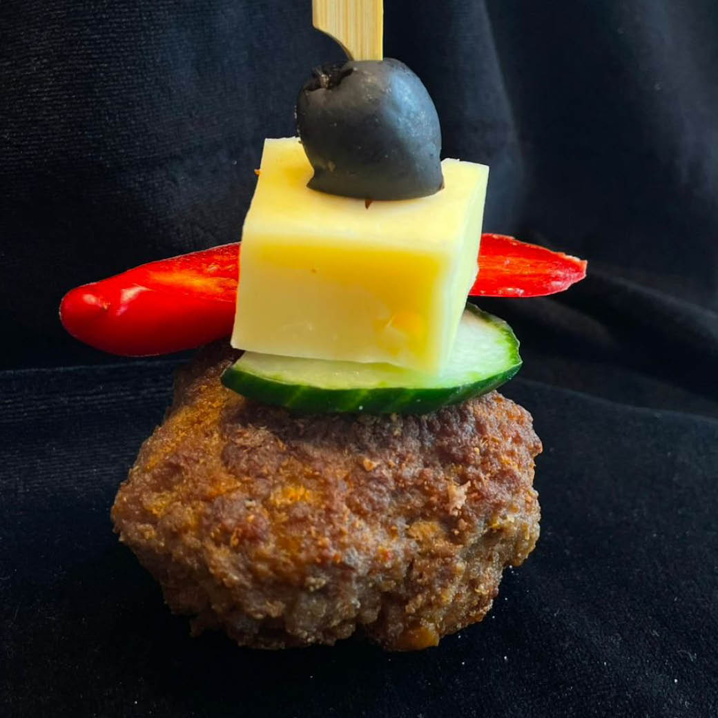 Mini-Rinderhackbällchen mit Gouda & Olive
