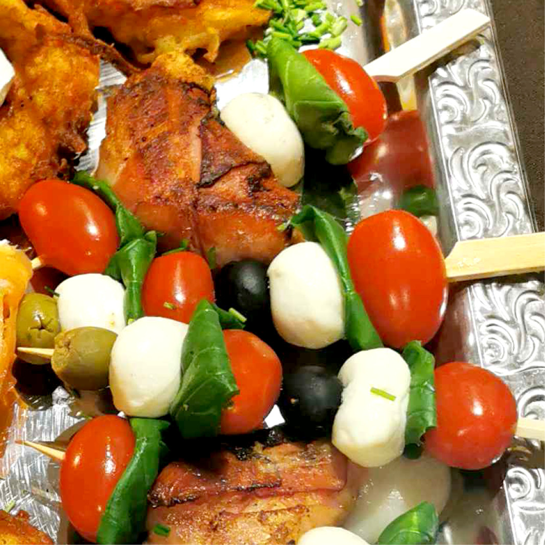 Tomate-Mozzarella-Basilikum Stick mit Olive & Hackbällchen