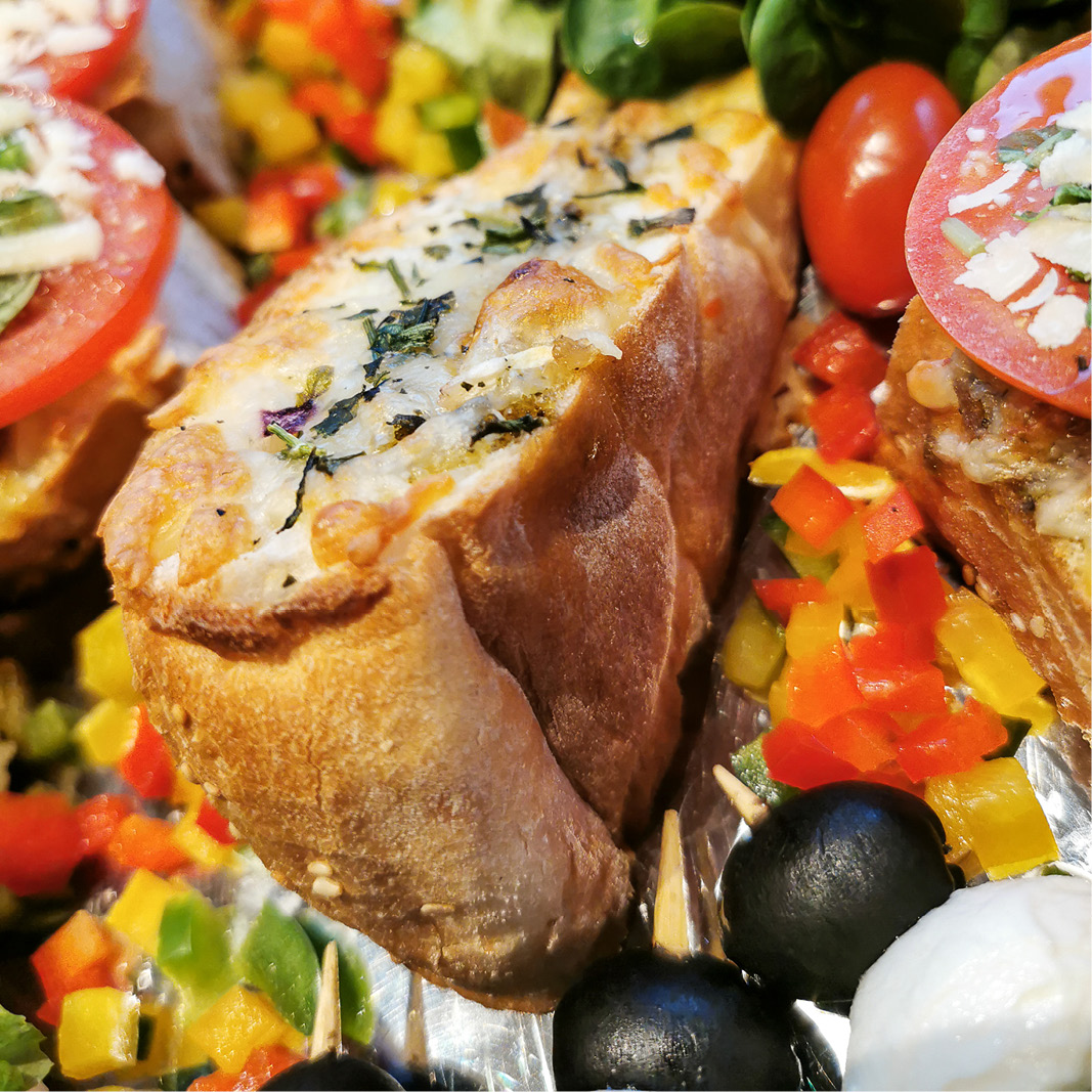 Fladenbrot-Ecken mit Kräuterpaste & mit Käse überbacken