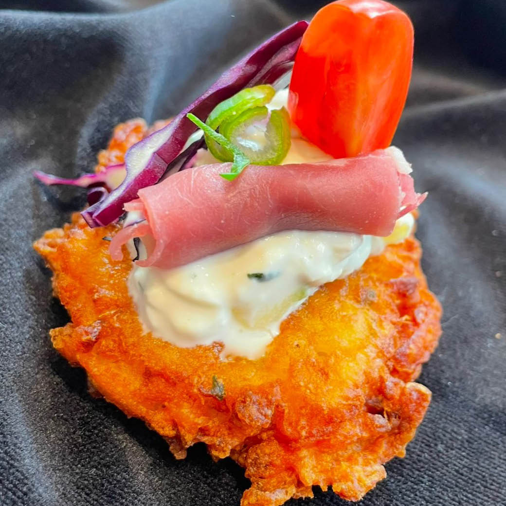 Rösti-Taler mit Serano Schinken & Knoblauch-Dip