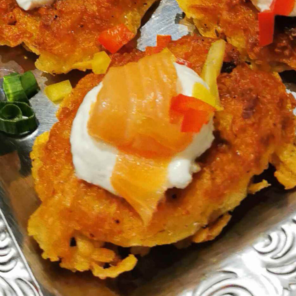 Rösti-Taler mit Lachs &amp; Meerrettich-Dip – Ambiente am Markt